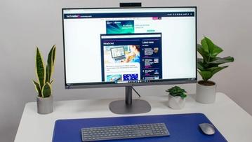 HP OmniStudio X 31,5" alt-i-én stationær computer med tastatur og mus på et skrivebord