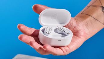 Die weißen AKG N5 Hybrid-Ohrhörer von Harman in ihrem Ladecase mit Zubehör