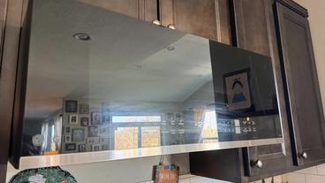 Microondas LG MVEF1337F de perfil bajo para instalar sobre la cocina, con capacidad de 1,3 pies cúbicos