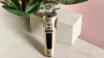 Rasoio elettrico Philips Shaver S9000 Prestige esposto su un blocco