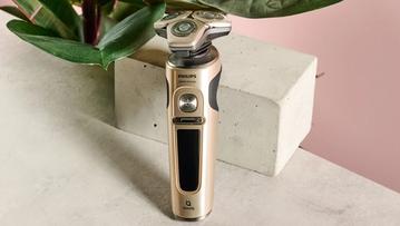 Afeitadora eléctrica Philips S9000 Prestige expuesta sobre un bloque
