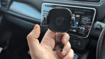 Suporte veicular universal Spigen onetap com smartphone no carro