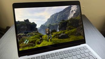 En MacBook Air M2-bärbar dator som visar Death Stranding-spel