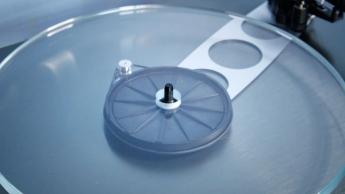 Der Rega Planar 3 RS Plattenspieler auf einem TV-Board
