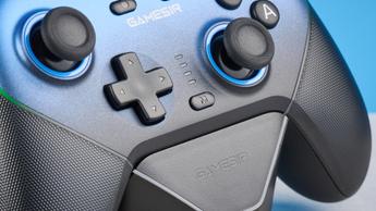 En gradientblå GameSir Super Nova trådløs gaming-controller med ergonomisk design