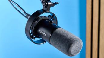 Das Maono PD1300X Podcast-Mikrofon mit XLR- und USB-C-Anschluss, gezeigt an einem Schwenkarm mit Stummschalttaste und Ein-Knopf-Steuerung; auch erhältlich mit Tischständer.