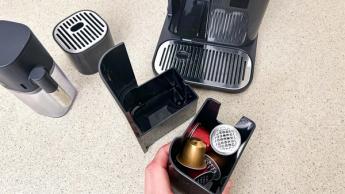 Máquinas de café Nespresso em uma bancada de cozinha moderna