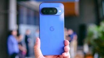 Smartphone Google Pixel 10 sostenido en la mano de una persona