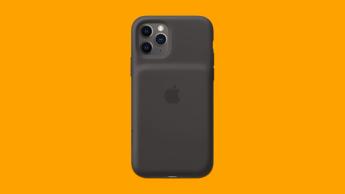 Det svarta smarta batterifodralet till iPhone 11 visas