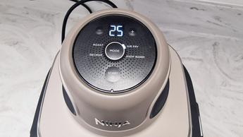 Fritadeira elétrica Ninja Crispi sendo avaliada quanto aos resultados de preparo e facilidade de uso na cozinha de testes do Tom's Guide.