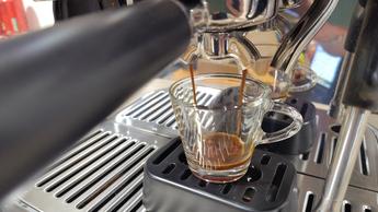 Cafetera Philips Barista Brew sobre una encimera de cocina