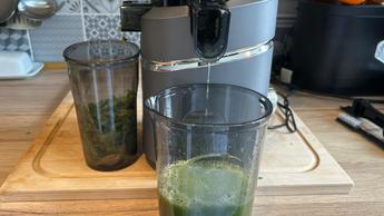 Jugo verde fresco y pulpa producidos por el extractor lento Amzchef SJ-036