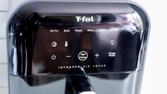 Uma fritadeira a ar infravermelha T-Fal sobre uma bancada de cozinha