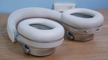 Kabellose Cambridge Audio Melomania P100 SE Kopfhörer auf einem Tisch