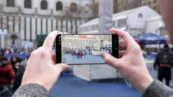 Persona grabando video en 4K con el smartphone Samsung Galaxy S25 Ultra