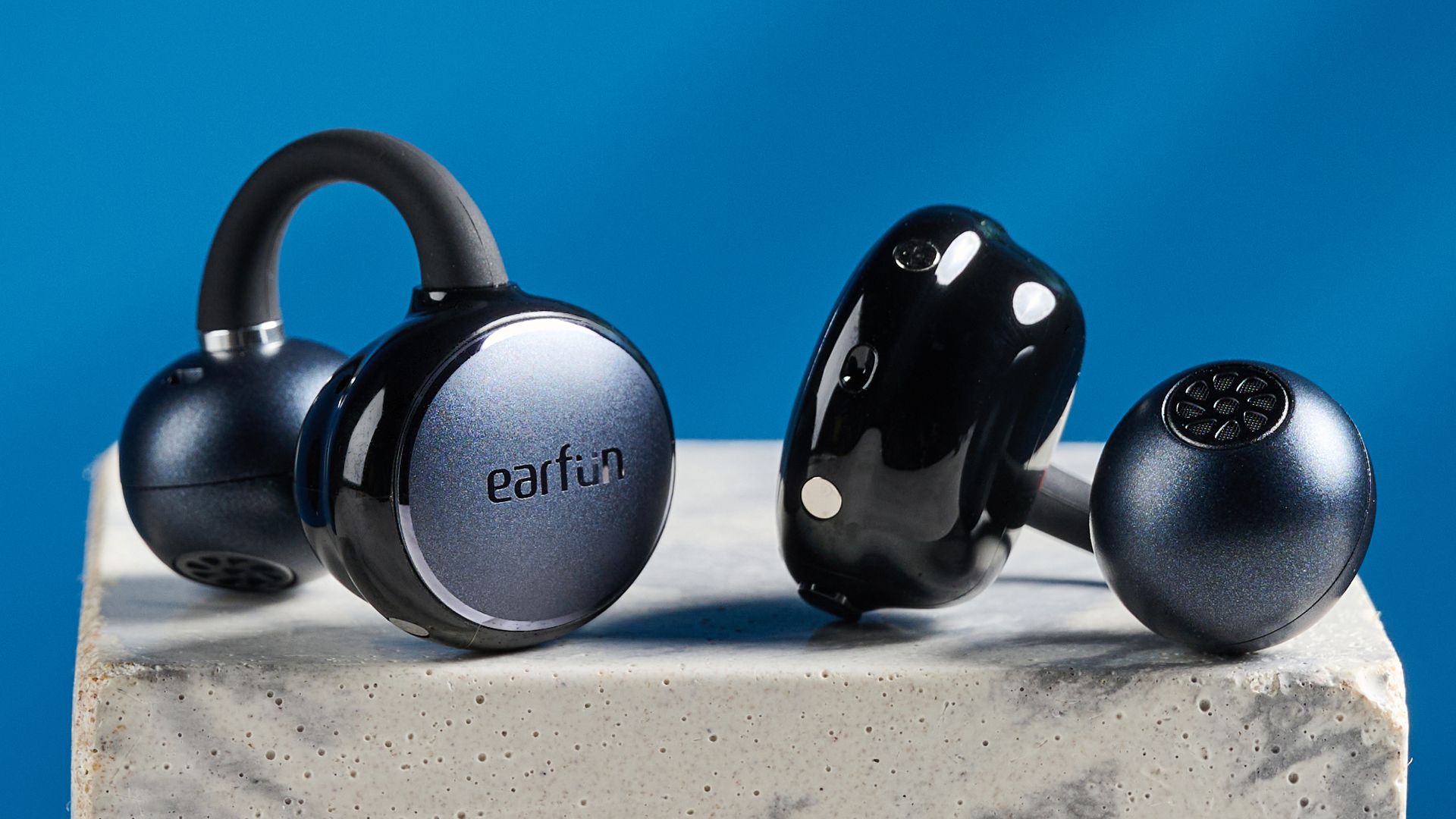 EarFun Clip Open-Ear kabellose Ohrhörer vor blauem Hintergrund