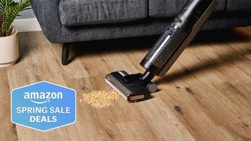 La aspiradora Dreame H12 Pro para seco y húmedo limpiando cereales derramados sobre un piso de madera, con un distintivo de ofertas de primavera de Amazon