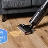 La aspiradora Dreame H12 Pro seca y húmeda recoge Cheerios derramados de un piso de madera durante las ofertas de primavera en Amazon