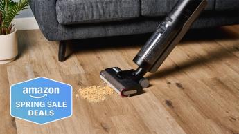 La aspiradora Dreame H12 Pro seca y húmeda recoge Cheerios derramados de un piso de madera durante las ofertas de primavera en Amazon