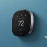 Termostato inteligente Ecobee Smart Thermostat Premium montado en la pared mostrando los ajustes de temperatura