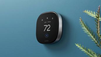 Termostato inteligente Ecobee Smart Thermostat Premium montado en la pared mostrando los ajustes de temperatura