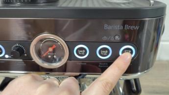 Primer plano del panel de control de la cafetera Philips Barista Brew