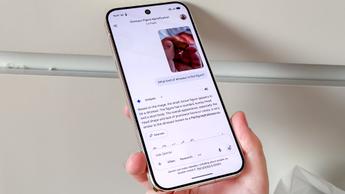 Google Pixel 10 Pro XL menampilkan Gemini AI yang sedang menjawab pertanyaan tentang mainan figur dinosaurus