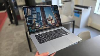 Cyberpunk 2077-videospil kører på en MacBook i et moderne kontormiljø