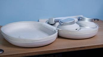 Cambridge Audio Melomania P100 SE kabellose Kopfhörer in einem Ladeetui auf einem Tisch