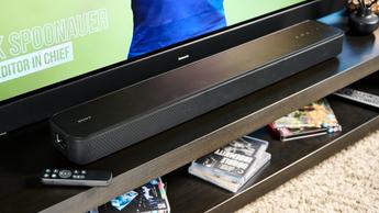 En sort Sony HT-S2000 soundbar på en hvid overflade