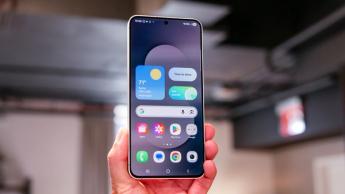 Interface One UI 8 exibida no smartphone Samsung Galaxy S25 FE