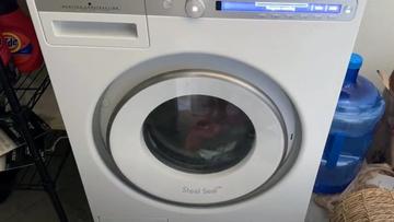 Lave-linge à chargement frontal ASKO W4114CW avec joint en acier testé dans un environnement domestique