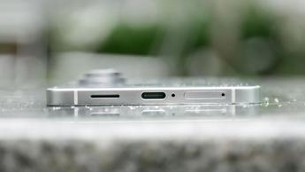 삼성 갤럭시 S25 엣지 USB-C 충전 포트 클로즈업