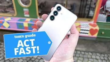 Samsung Galaxy S25-smartphone holdt i hånden