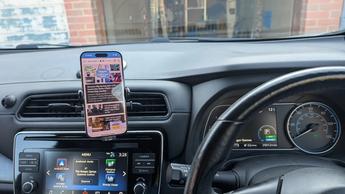 Suporte universal para celular Spigen Onetap instalado no painel do carro