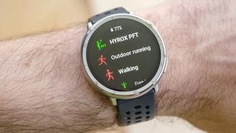 Nærbillede af Amazfit Active 2 smartwatch med sort silikonerem, der viser HYROX sportsfunktion på skærmen