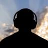 Un par de auriculares de diadema sobre un fondo blanco
