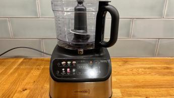 Procesador de alimentos Kenwood Multipro Onetouch sobre una encimera de cocina