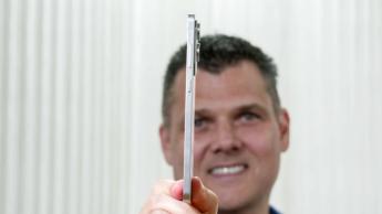 Vista lateral que muestra el diseño delgado del smartphone Samsung Galaxy S25 Edge