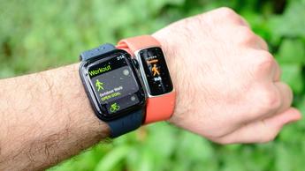 Apple Watch SE y Fitbit Charge 6 llevados juntos en una muñeca como pulseras de actividad