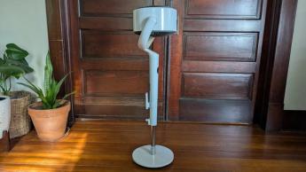 Ventilador Dreo TurboPoly 508S colocado en una sala moderna