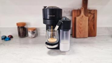 Macchina da caffè Nespresso Vertuo Lattissima che versa un espresso fresco