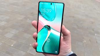 Pantalla de bloqueo del Asus Zenfone 12 Ultra con hora y notificaciones