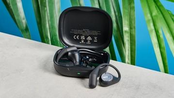 EarFun OpenJump Open-Ear-Ohrhörer vor einem blauen Hintergrund