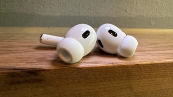 AirPods Pro 2 trådløse øretelefoner bruges til aktiv lytning