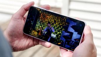 Smartphone Samsung Galaxy A36 exibindo reprodução de vídeo