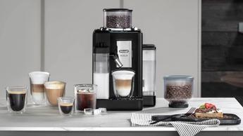 Máquina de espresso De’Longhi Rivelia sobre a bancada da cozinha com bebidas de café recém-preparadas
