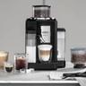 Máquina de espresso De’Longhi Rivelia sobre a bancada da cozinha com bebidas de café recém-preparadas