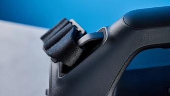 Die tragbare Soundcore Boom 2 Plus Boombox mit LED-Lichtern, schwarzem Mesh-Gehäuse, BassUp- und Lichteffekt-Tasten, Tragegriff und Schultergurt