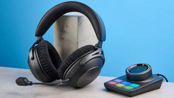 Et HyperX Cloud Alpha trådløst gaming-headset med mikrofon